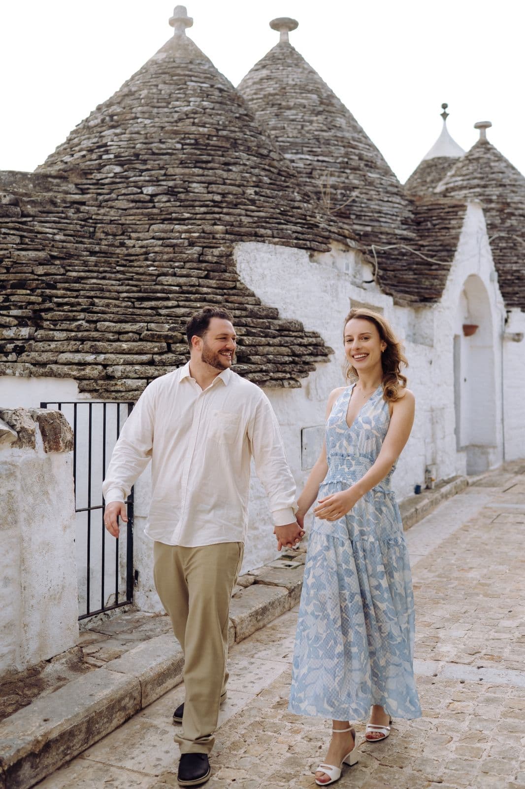 Carol e Alexandre caminhando pelas ruelas de pedra de Alberobello
